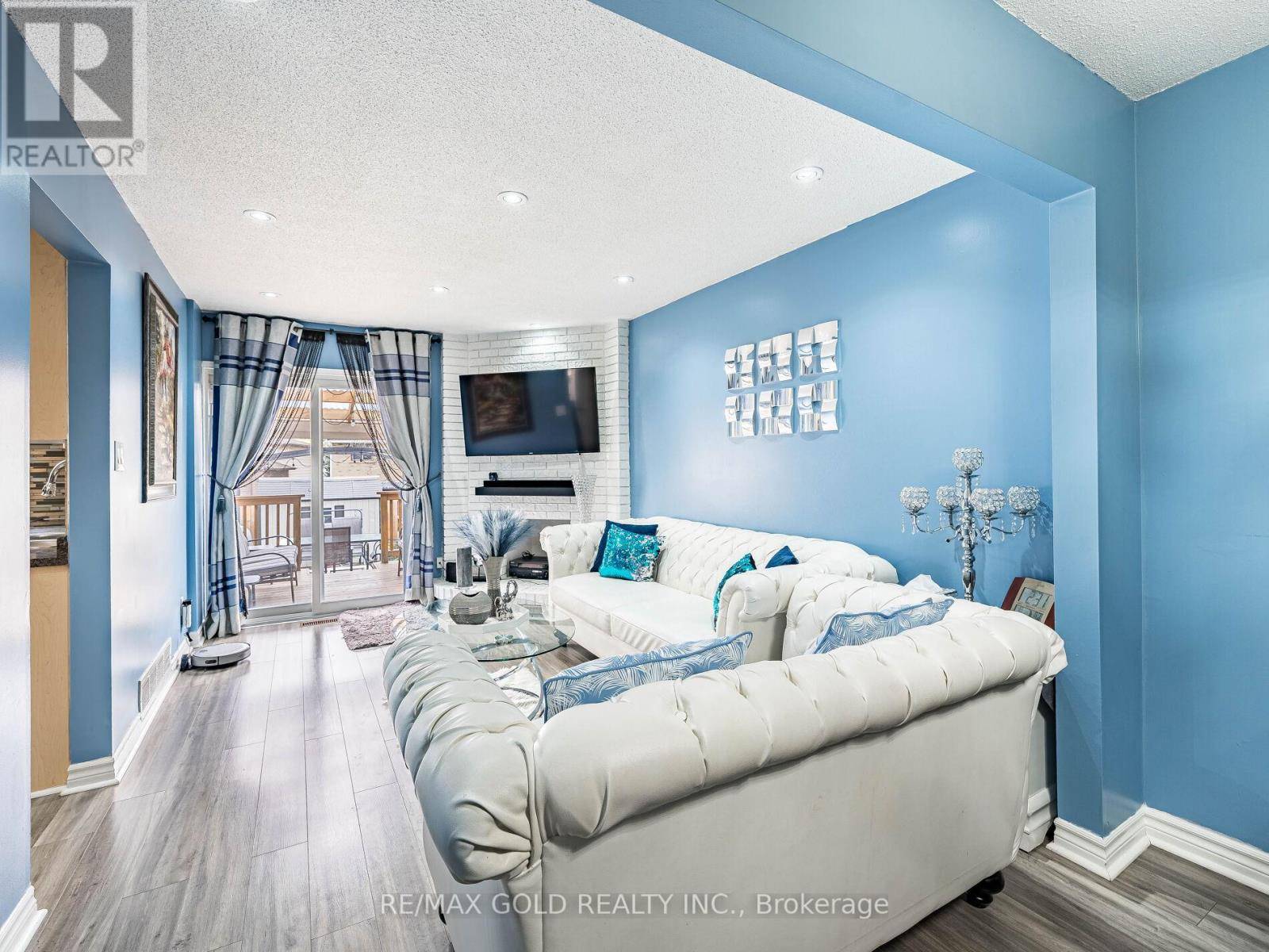 Toronto (mount Olive-silverstone-jamestown), ON M9V4S9,15 BEULAH STREET