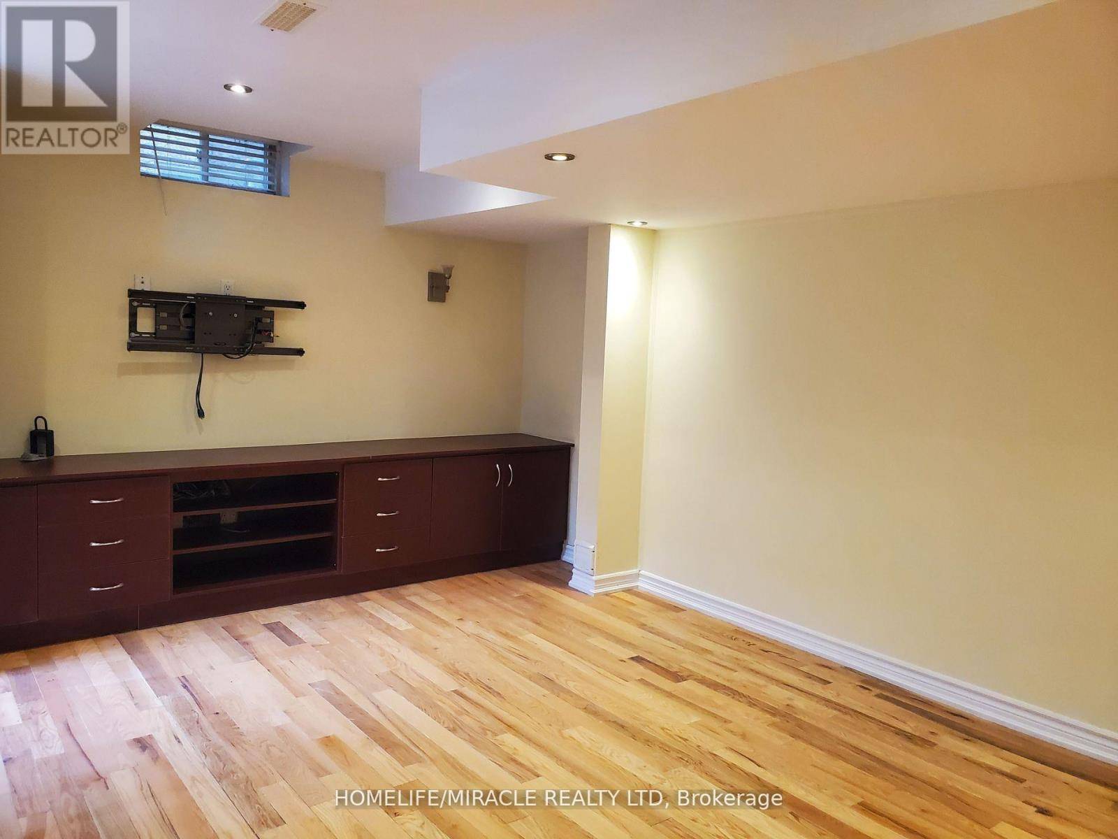 Brampton (sandringham-wellington), ON L6R3M6,11 Eagle Plain DR #lower
