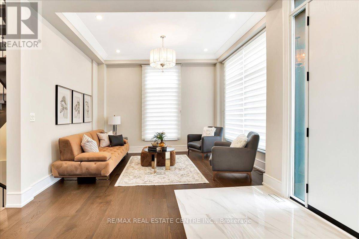Oakville (cp College Park), ON L6H1L4,89 RUSSELL DRIVE
