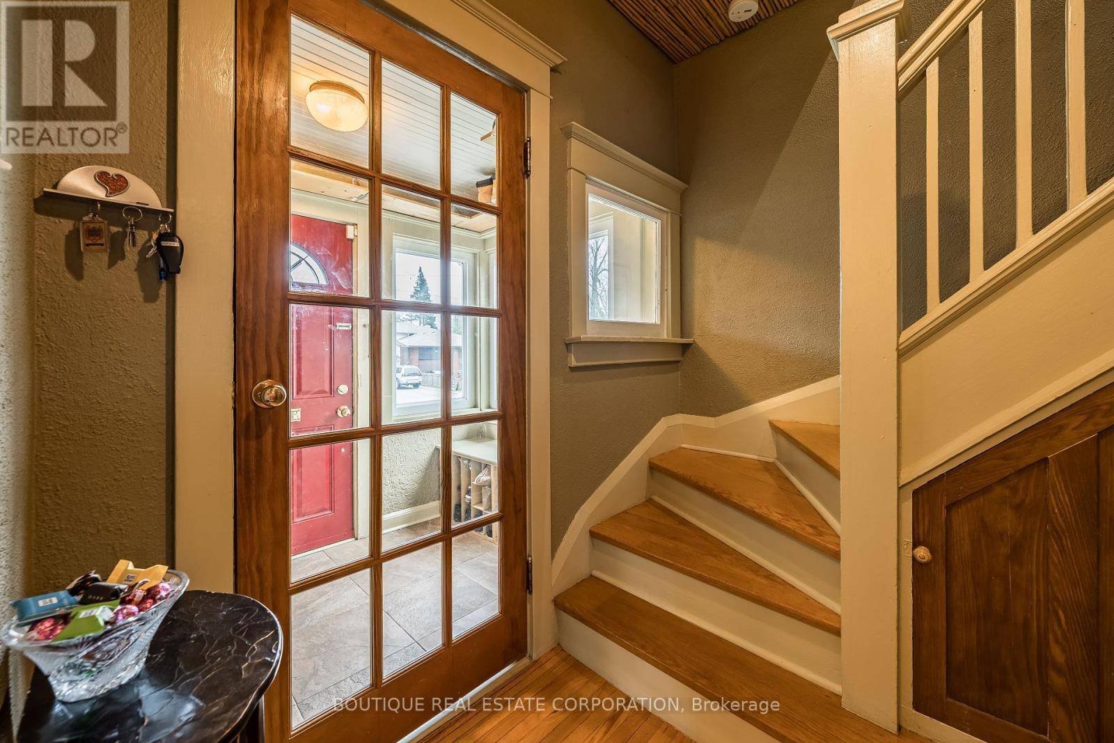 Toronto (stonegate-queensway), ON M8Y3K9,36 FRANCES AVENUE