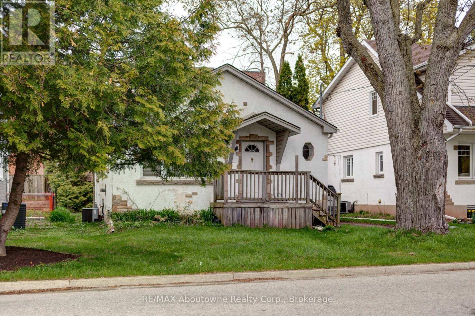 Burlington (brant), ON L7R2S2,469 WOODLAND AVENUE