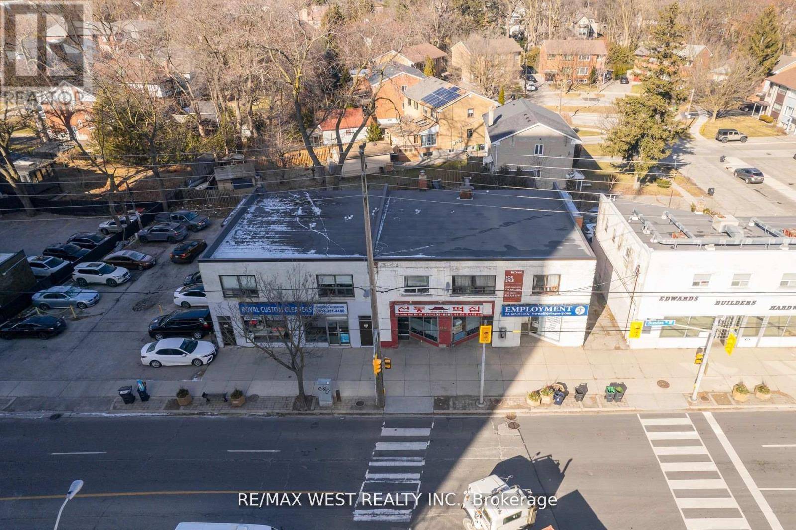 Toronto (islington-city Centre West), ON M9A1B8,4990 DUNDAS STREET W