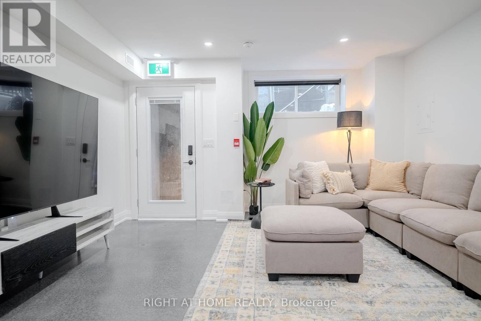 Toronto (corso Italia-davenport), ON M6E1N1,53 Innes AVE #1