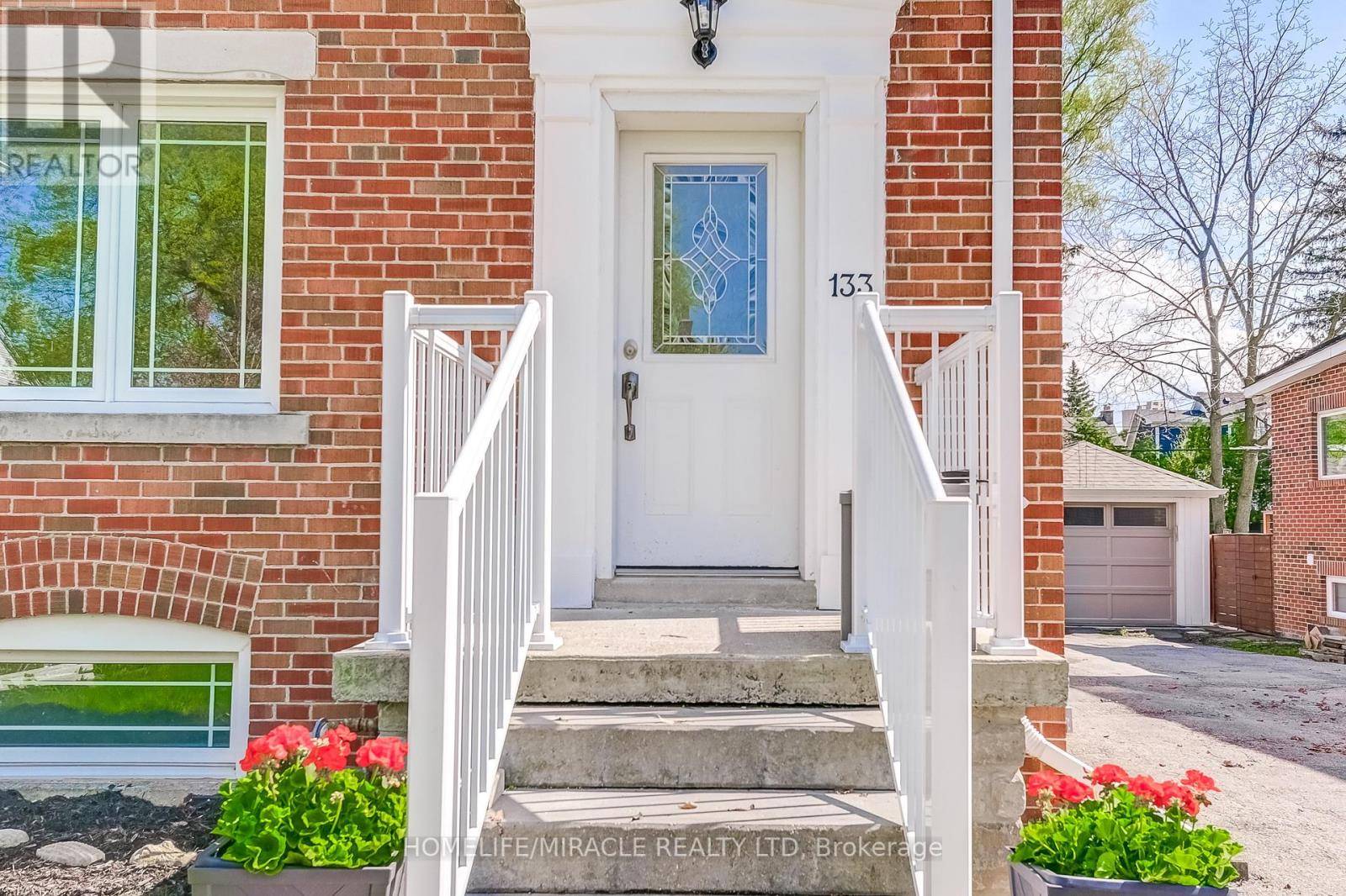 Toronto (weston), ON M9N2H5,133 QUEENS DRIVE