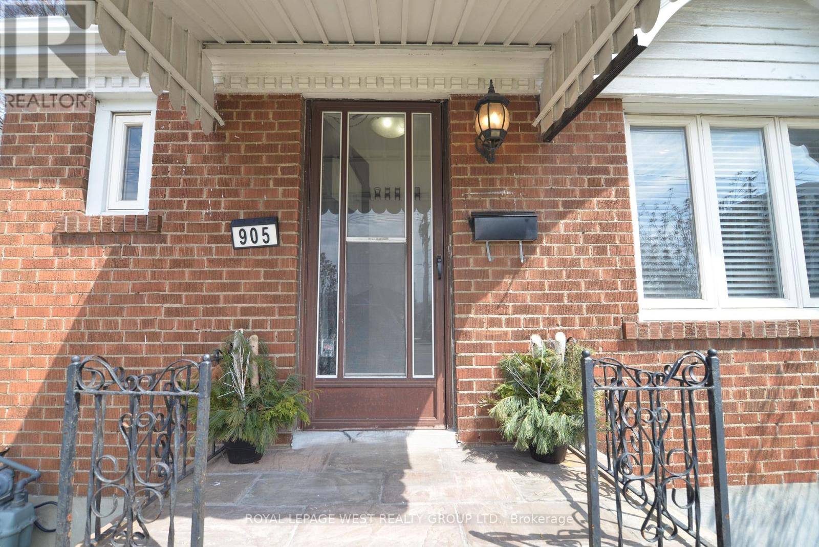 Toronto (stonegate-queensway), ON M8Z4P1,905 ISLINGTON AVENUE