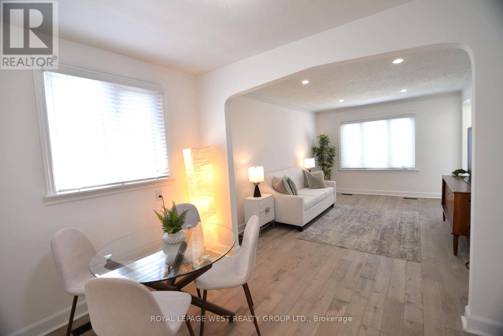 Toronto (stonegate-queensway), ON M8Z4P1,905 ISLINGTON AVENUE