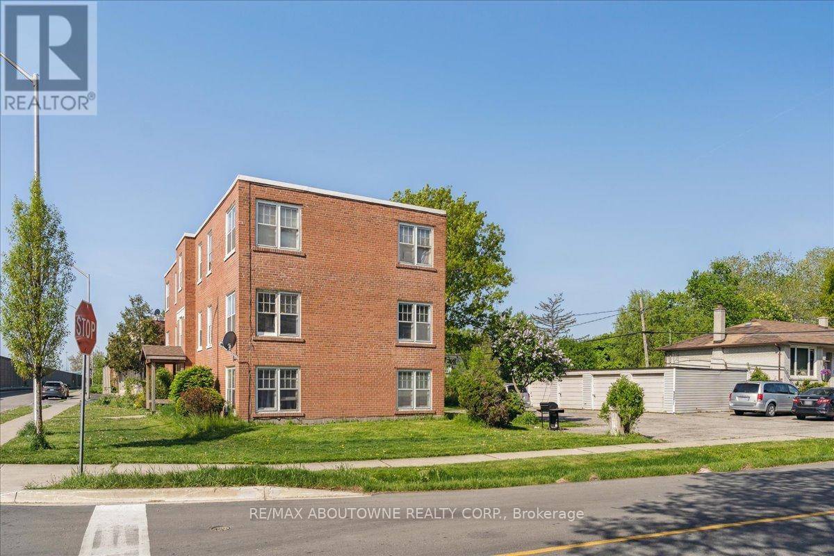 Oakville (cp College Park), ON L6H1A3,133 North Service RD East #6
