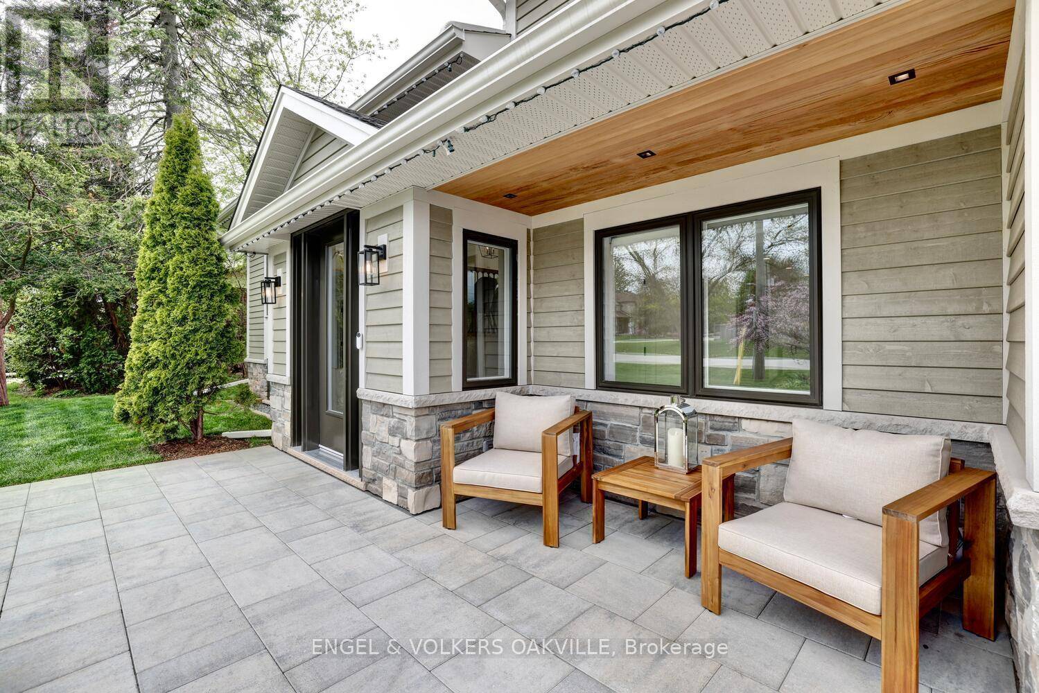Oakville (wo West), ON L6L2J9,1195 WILLOWBROOK DRIVE
