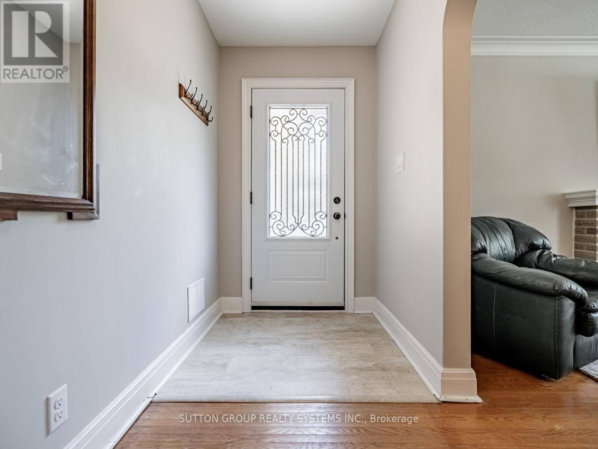 Toronto (stonegate-queensway), ON M8Z2V4,44 Saybrook AVE #Main