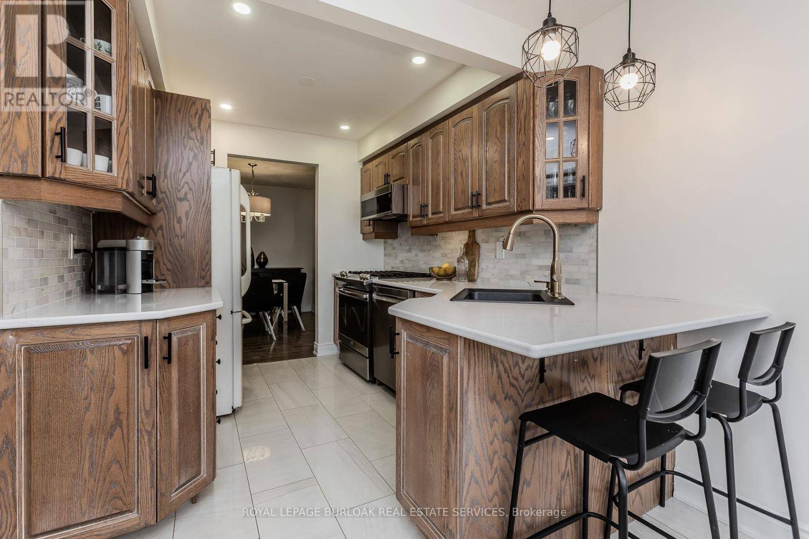 Burlington (brant Hills), ON L7P3X1,2218 LEOMINSTER DRIVE