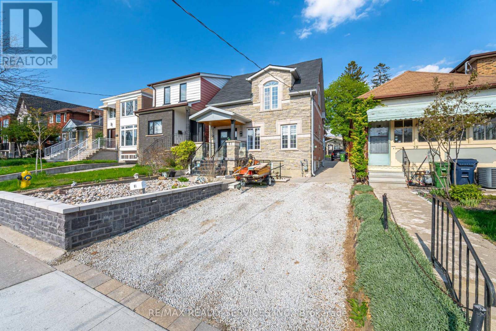 Toronto (caledonia-fairbank), ON M6E4E3,61 BRANSTONE ROAD