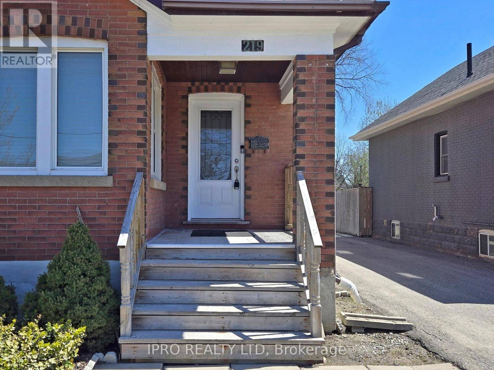 Brampton (downtown Brampton), ON L6Y1M6,219 QUEEN STREET W