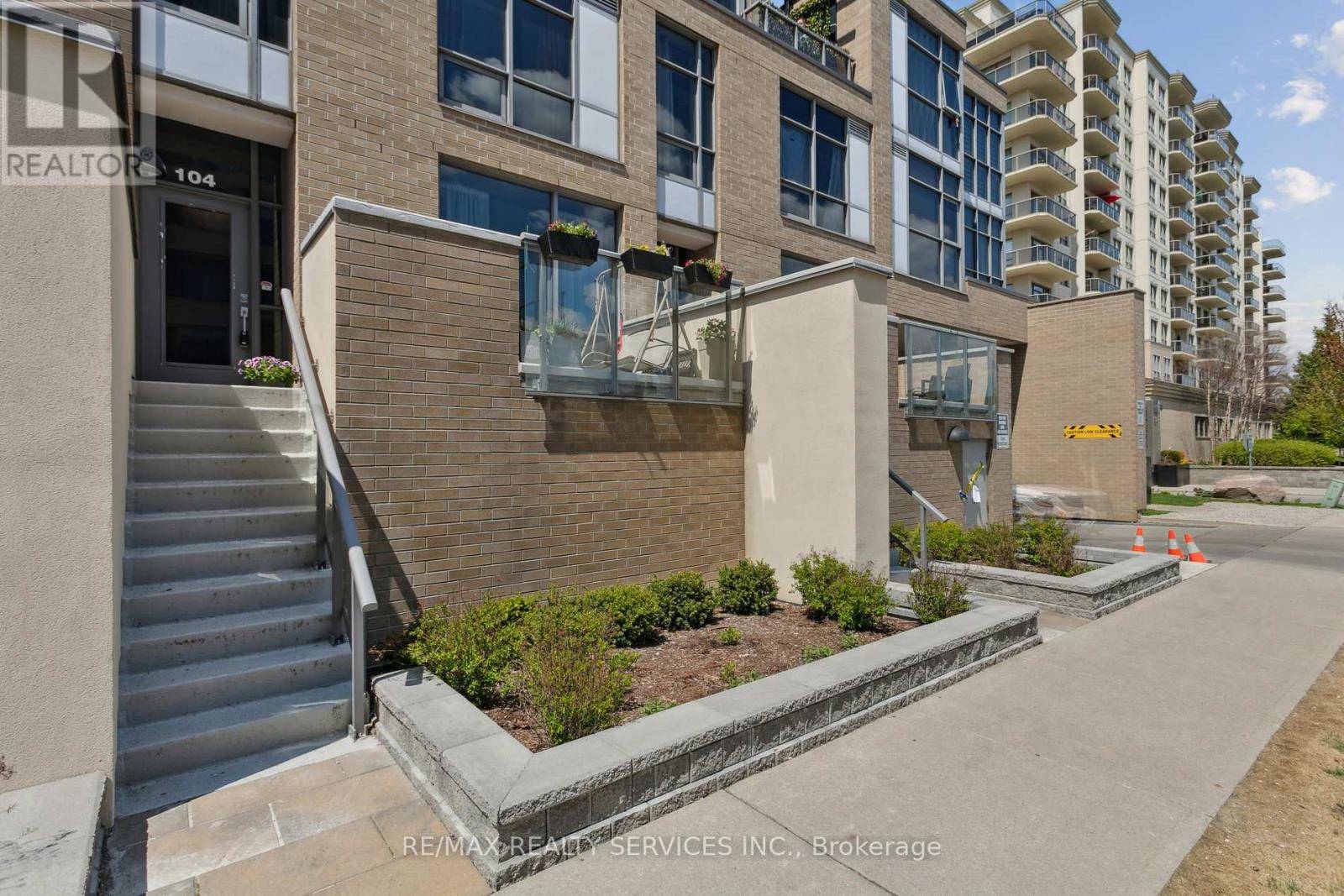 Burlington (uptown), ON L7L0E4,1940 Ironstone DR #104