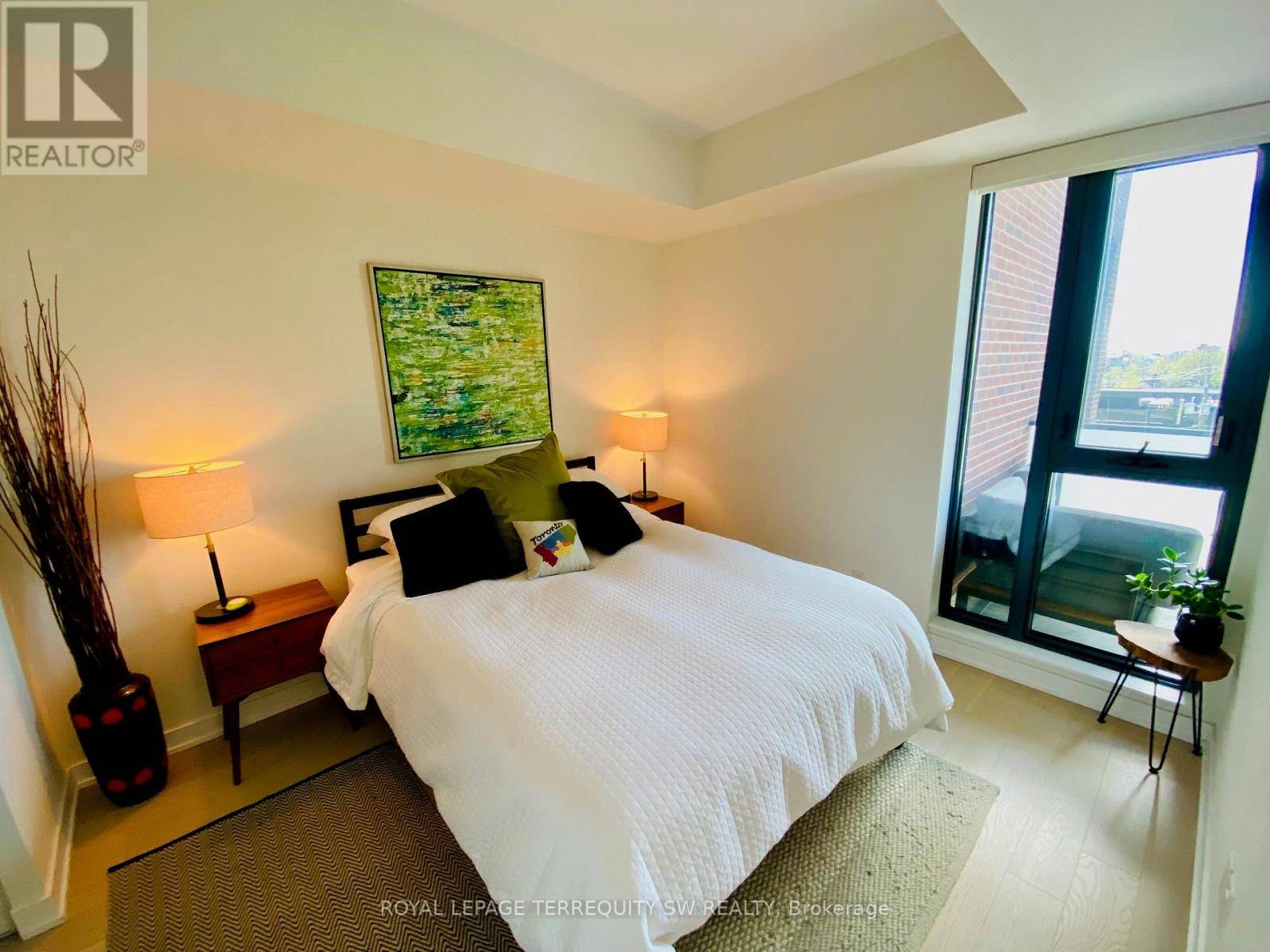 Toronto (roncesvalles), ON M6R0A6,430 Roncesvalles AVE #508