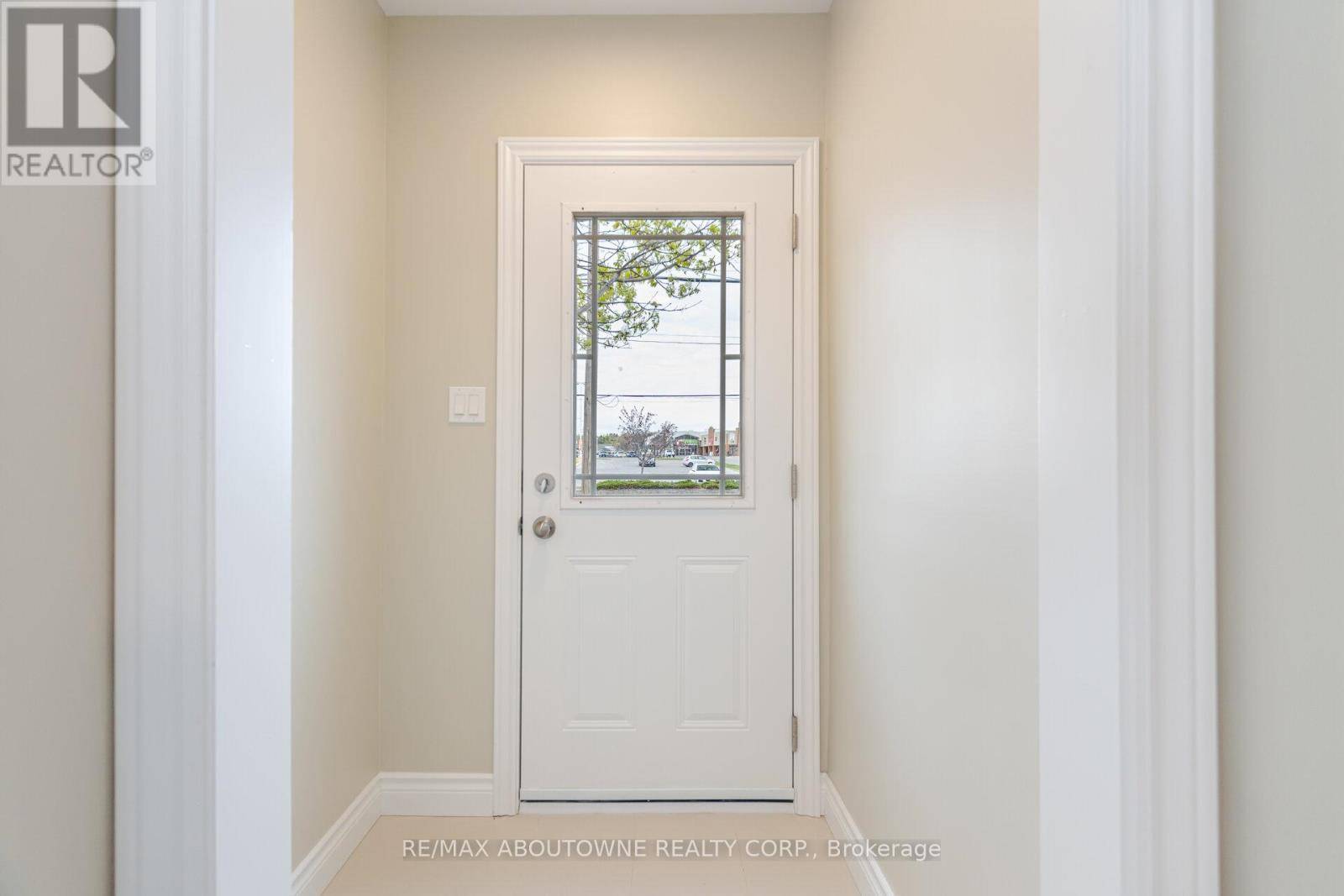 Oakville (qe Queen Elizabeth), ON L6J2W6,132 CROSS AVENUE