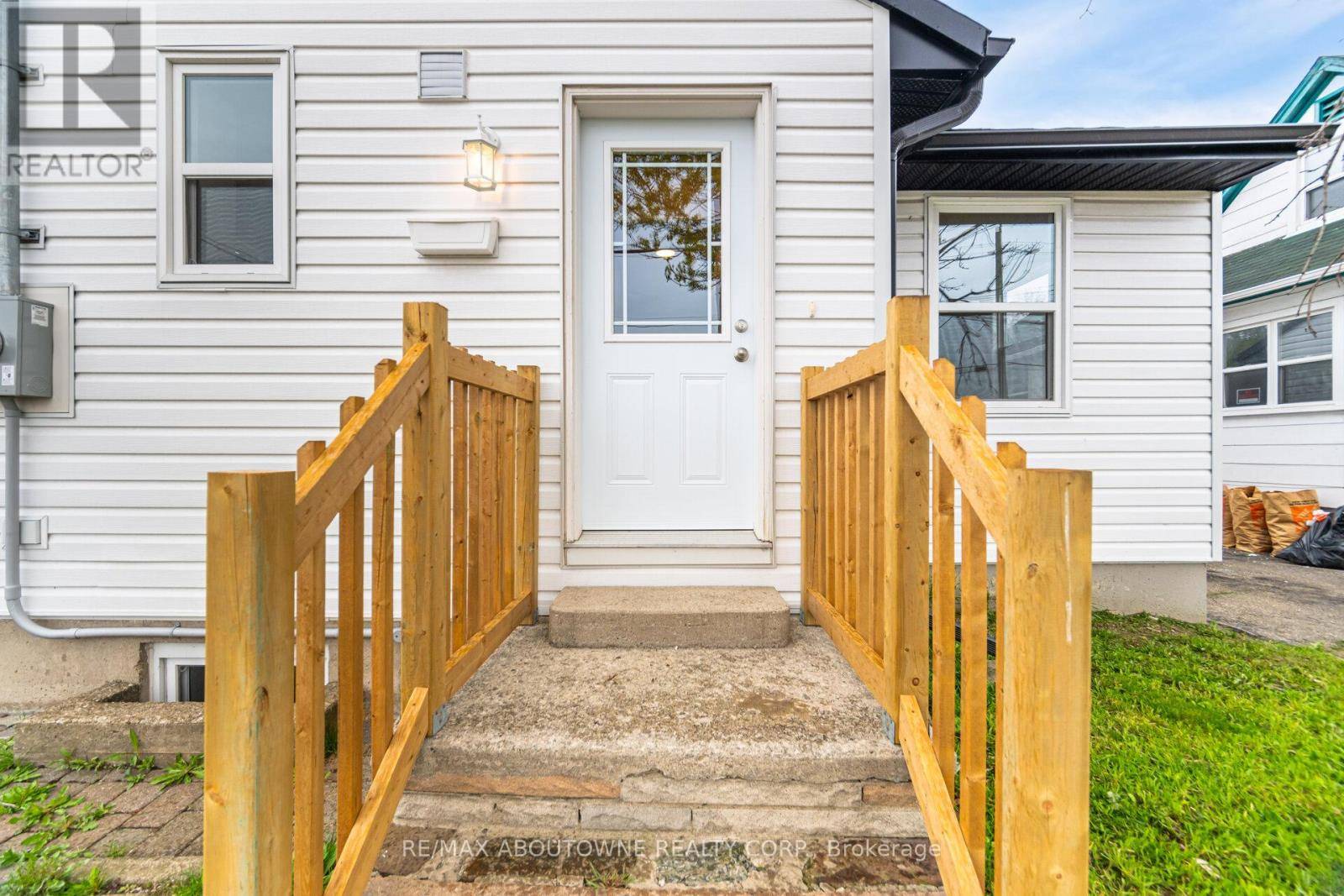 Oakville (qe Queen Elizabeth), ON L6J2W6,132 CROSS AVENUE