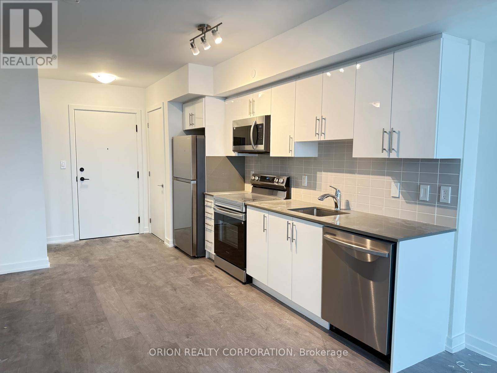 Toronto (yorkdale-glen Park), ON M6B0B1,556 Marlee AVE #513