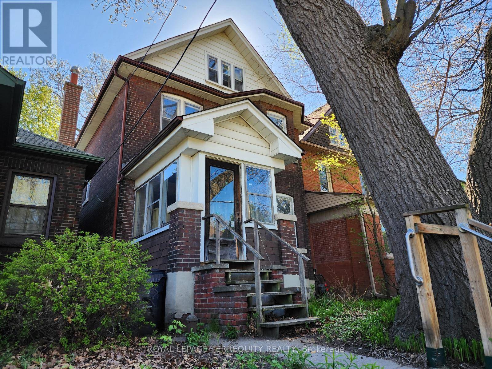 Toronto (runnymede-bloor West Village), ON M6S3H2,629 DURIE STREET