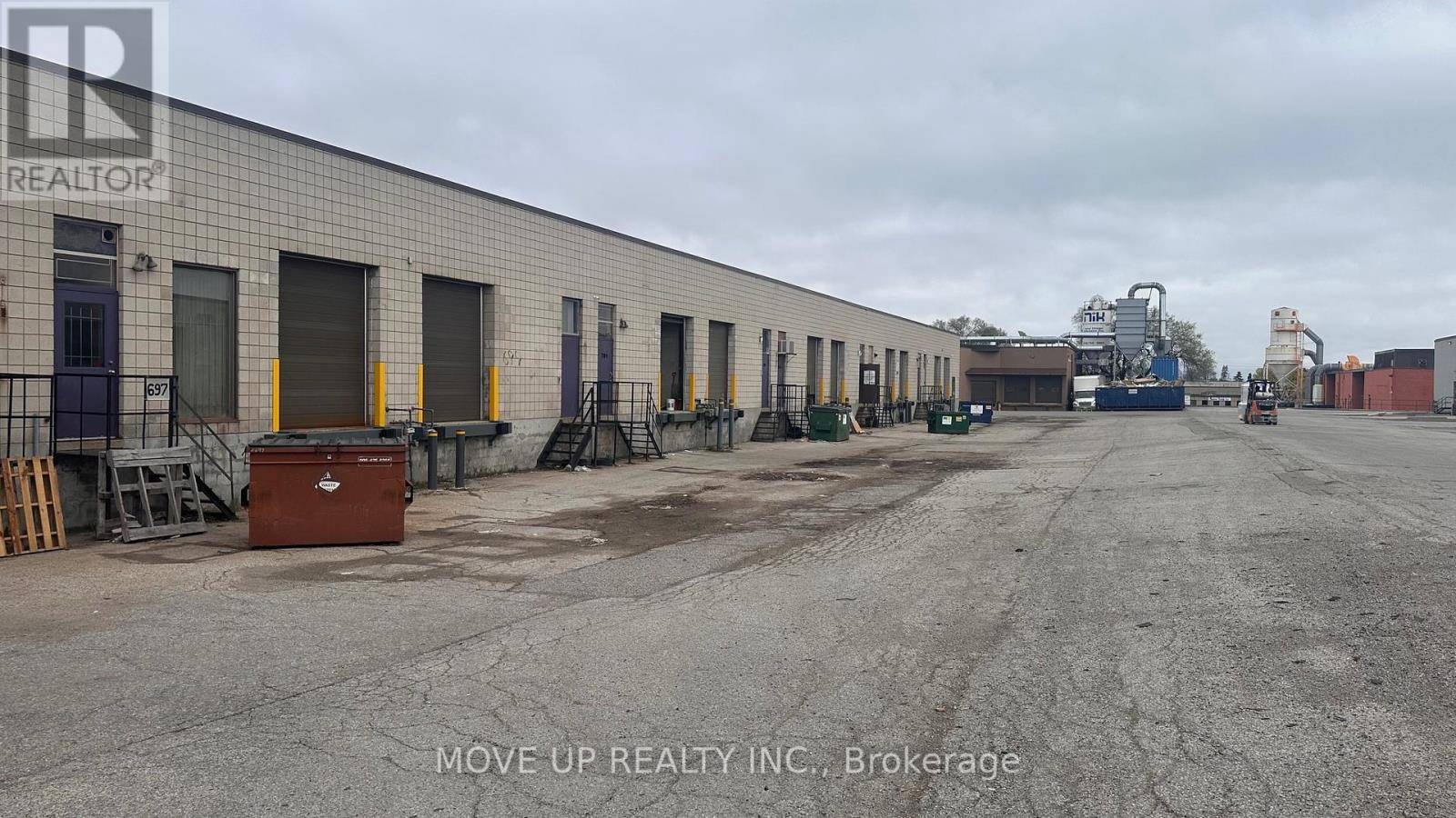 Toronto (york University Heights), ON M3J2N6,697 PETROLIA ROAD