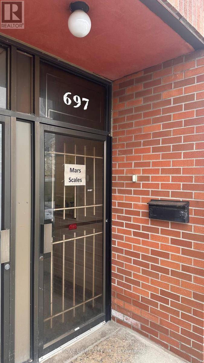Toronto (york University Heights), ON M3J2N6,697 PETROLIA ROAD