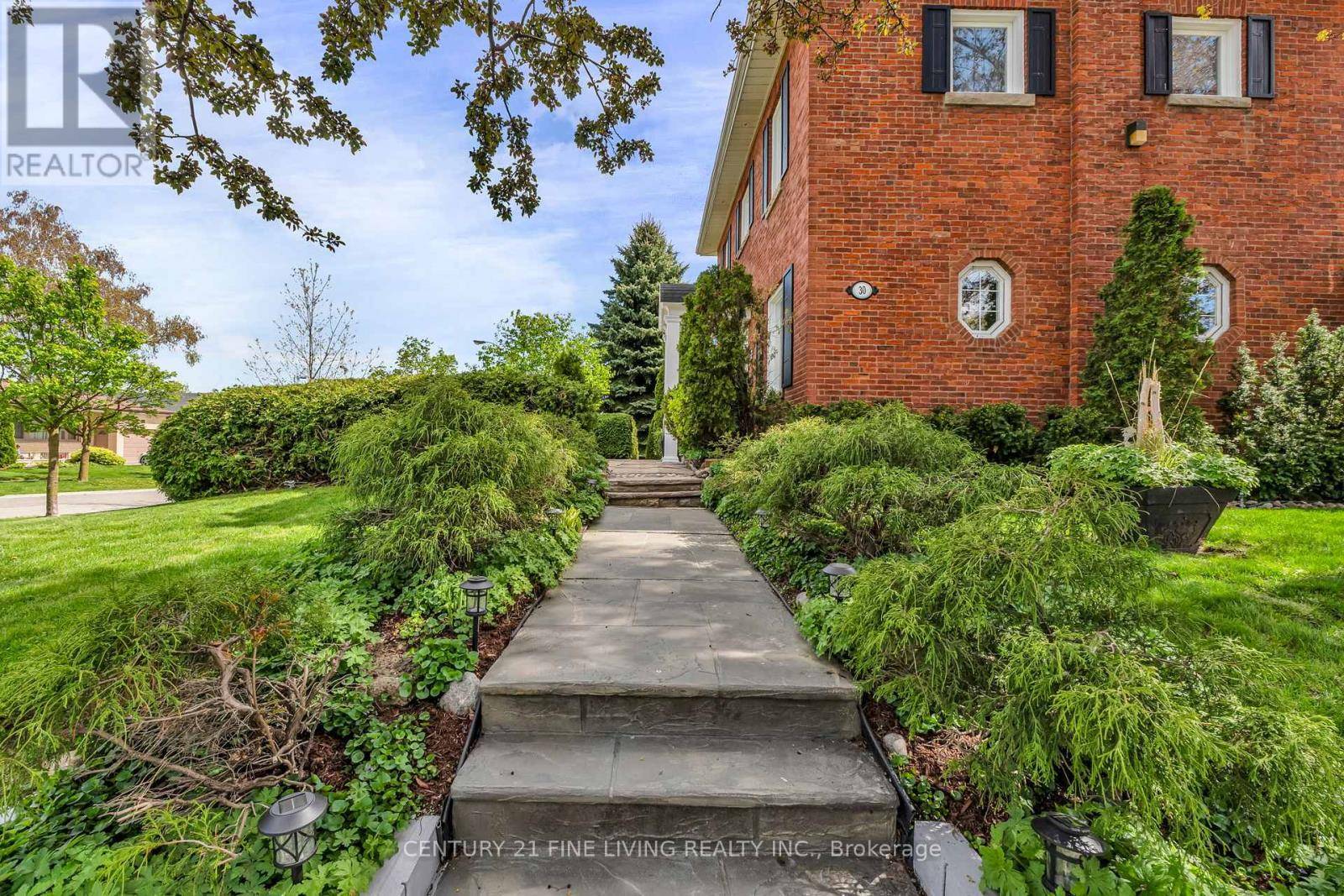 Toronto (willowridge-martingrove-richview), ON M9P3C6,30 NORGROVE CRESCENT