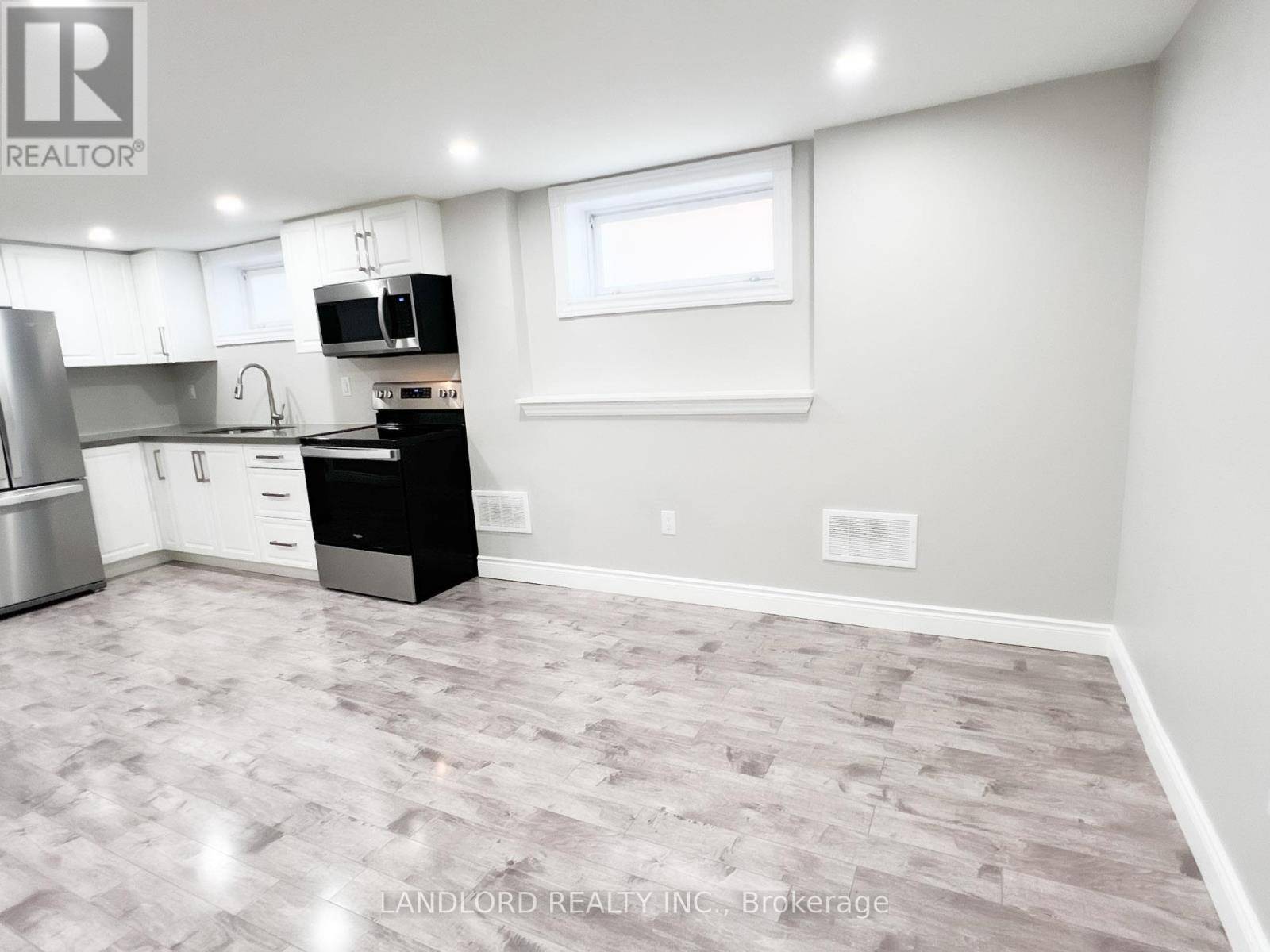 Toronto (mount Dennis), ON M6M2A7,27 Ray AVE #Lower