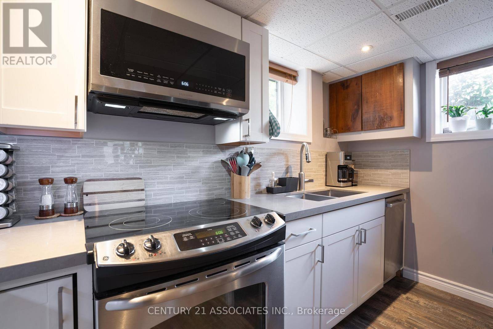 Toronto (humberlea-pelmo Park), ON M9N3E3,LOWER LEVEL - 22 LANGSIDE AVENUE