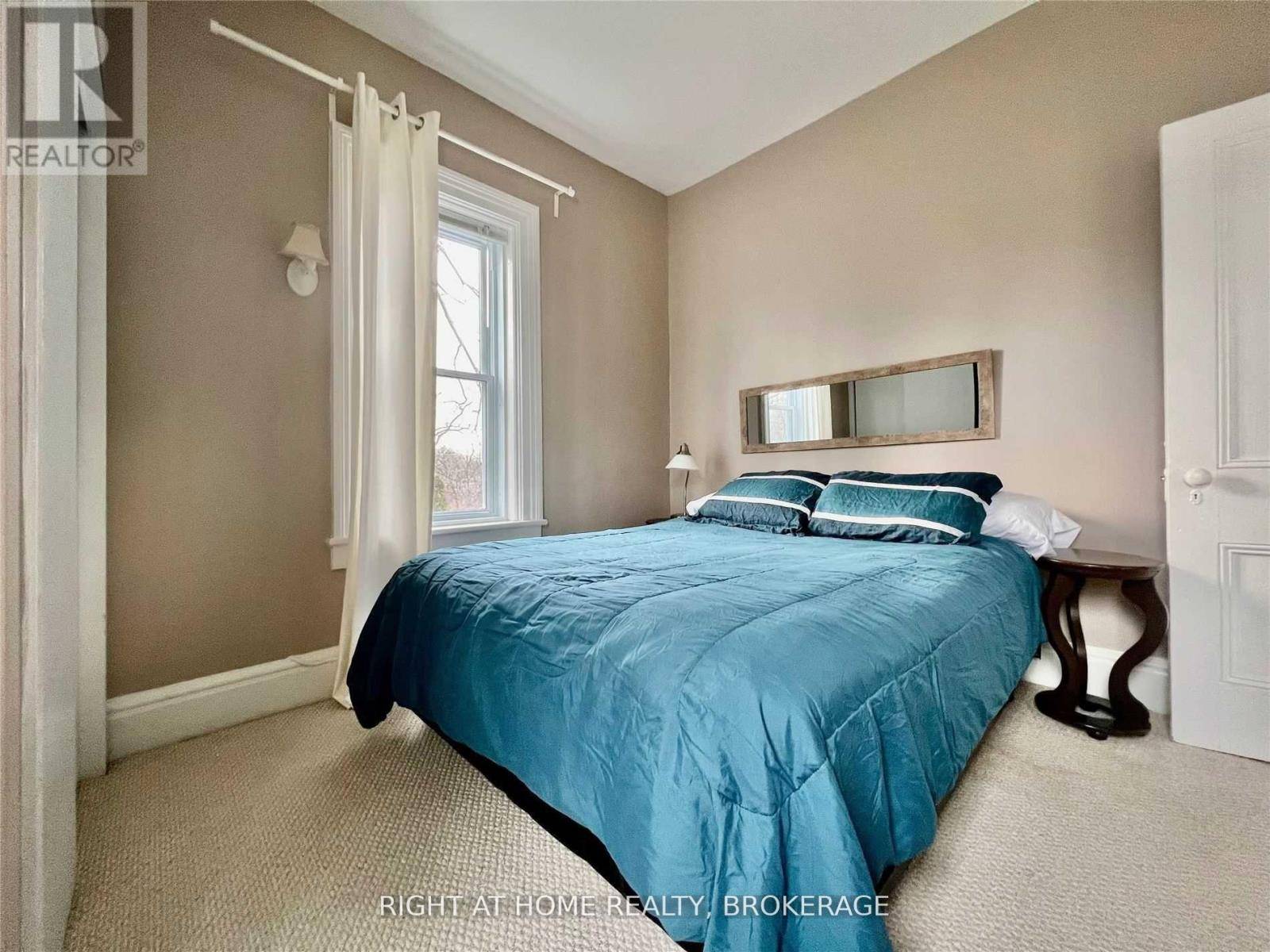 Oakville (oo Old Oakville), ON L6J3G6,164 Trafalgar RD #2