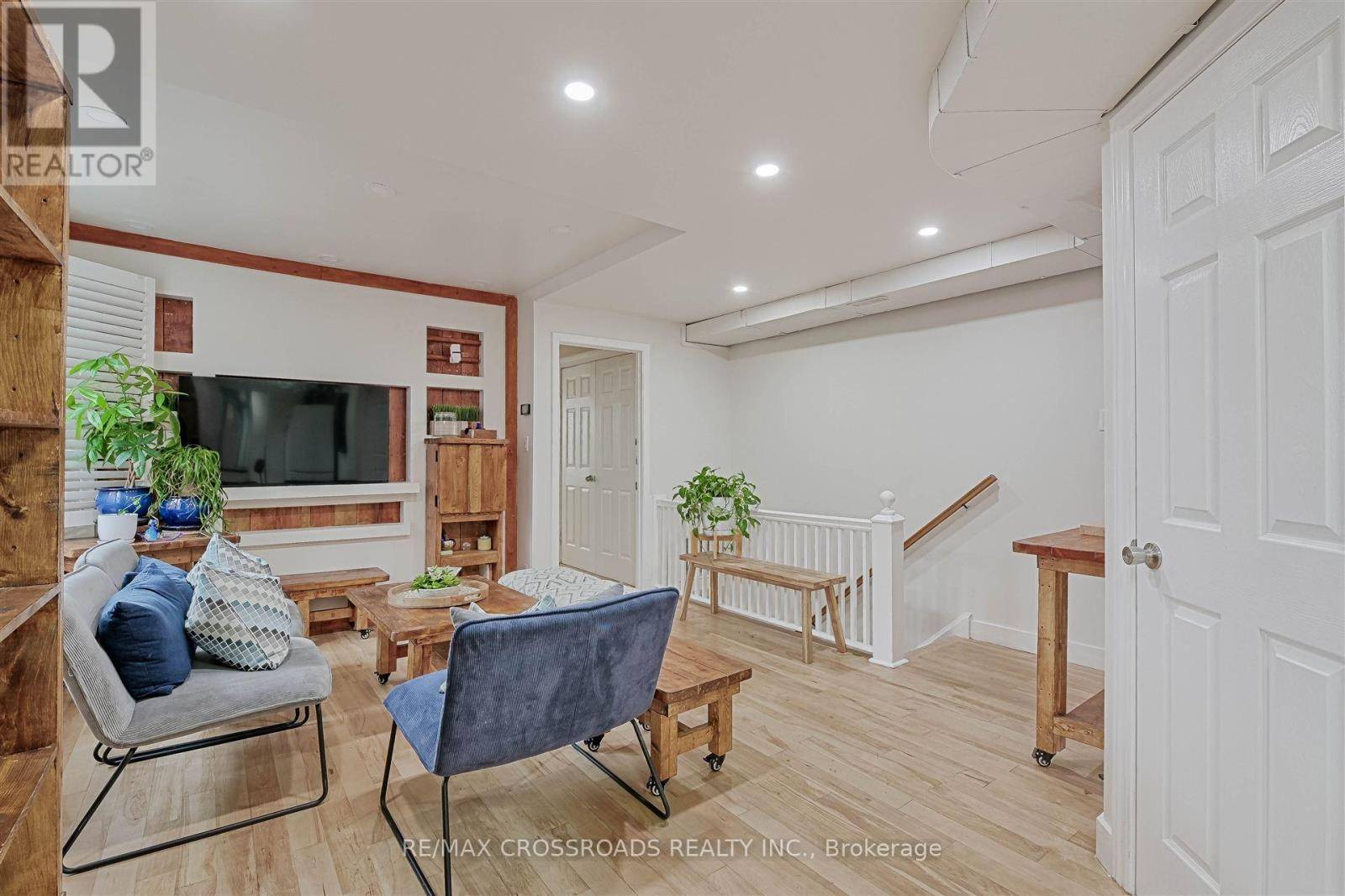 Toronto (high Park-swansea), ON M6S2Y4,105 RUNNYMEDE ROAD