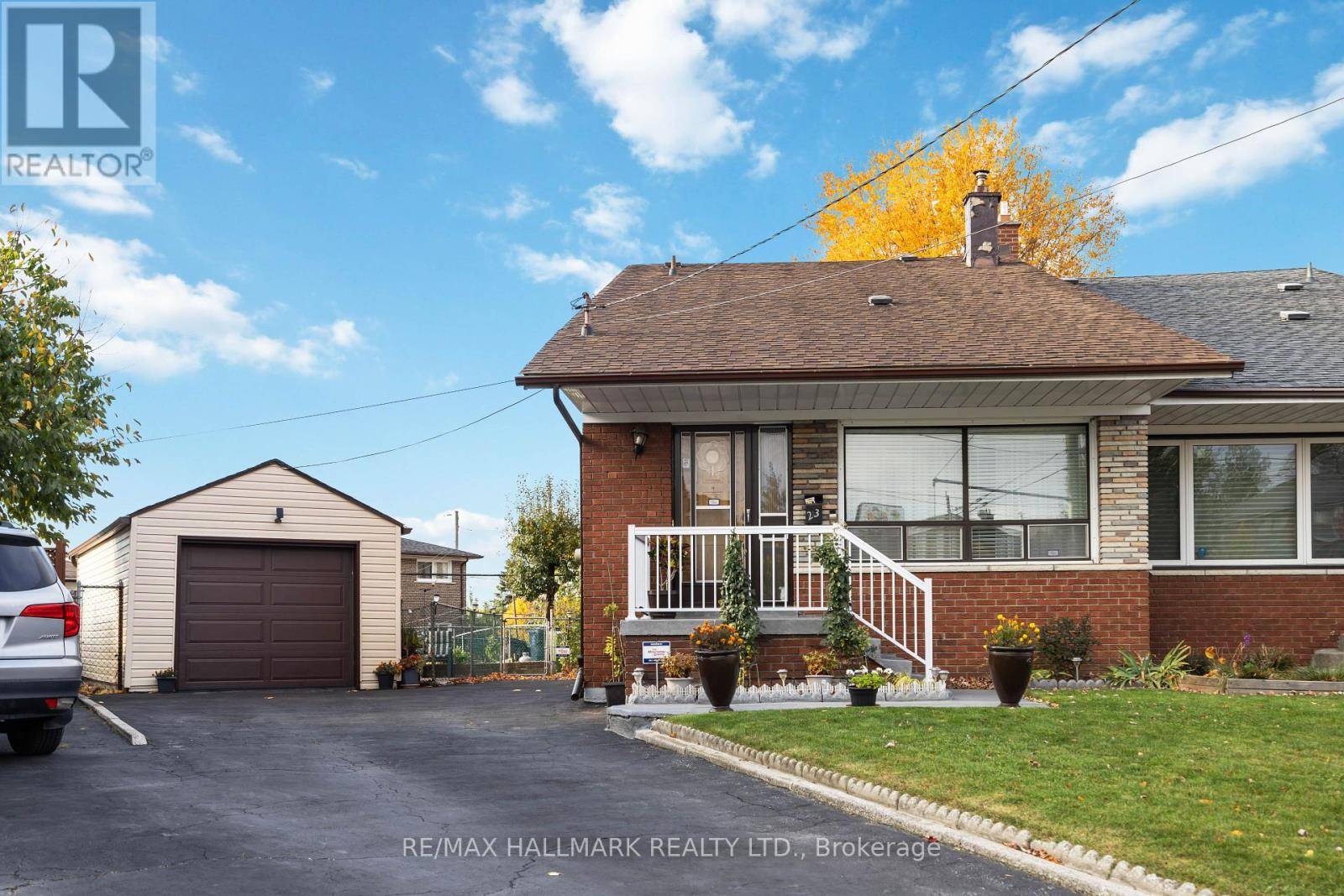 Toronto (humbermede), ON M9M2C4,23 LOCKINGTON COURT