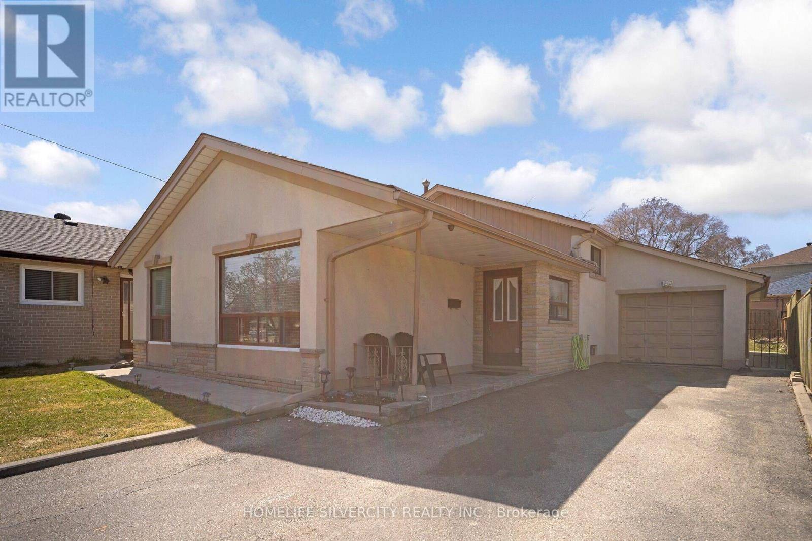 Toronto (thistletown-beaumonde Heights), ON M9V2Z6,4 BENSTROW AVENUE