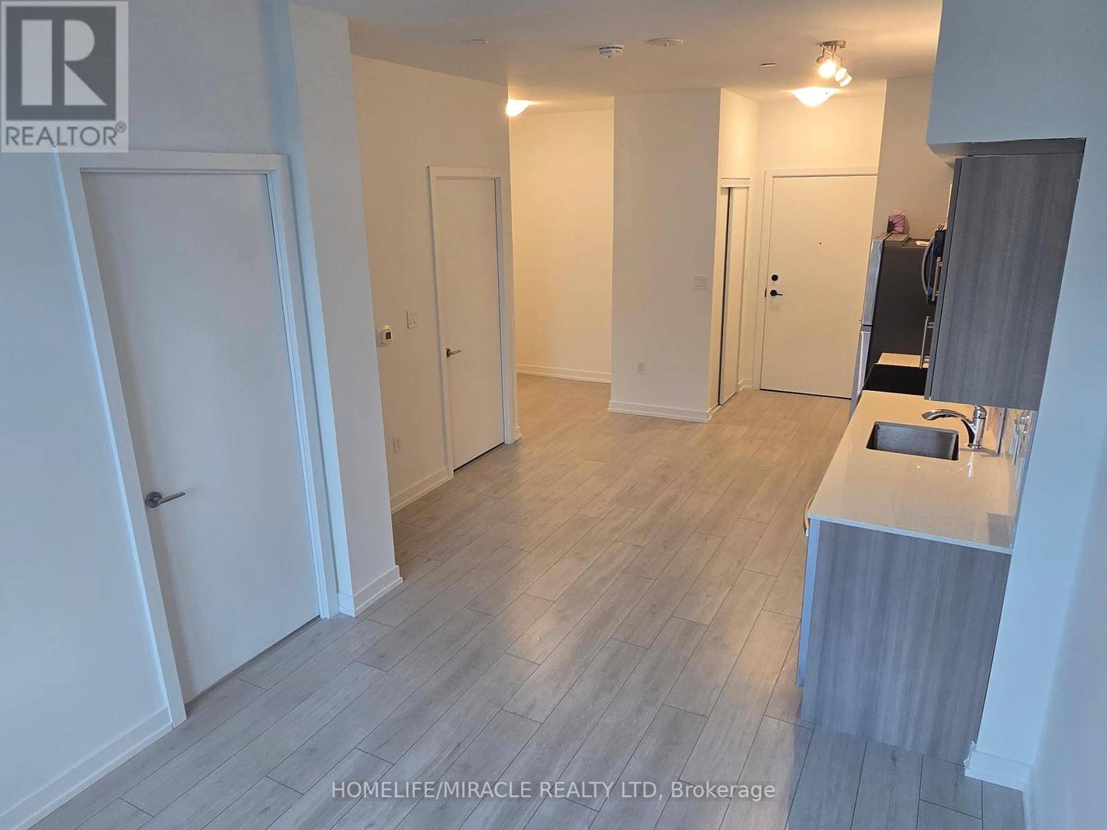 Toronto (yorkdale-glen Park), ON M6B0B1,556 Marlee AVE #104