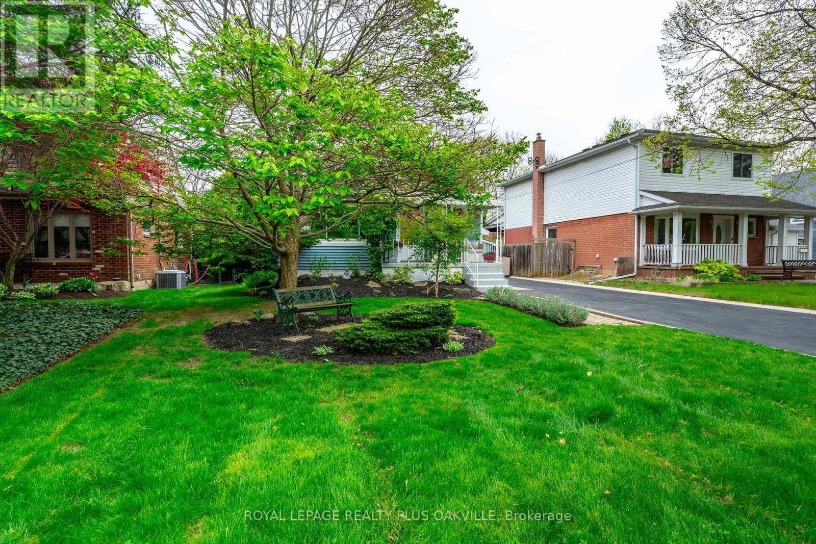 Burlington (brant), ON L7S1L6,548 REGINA DRIVE