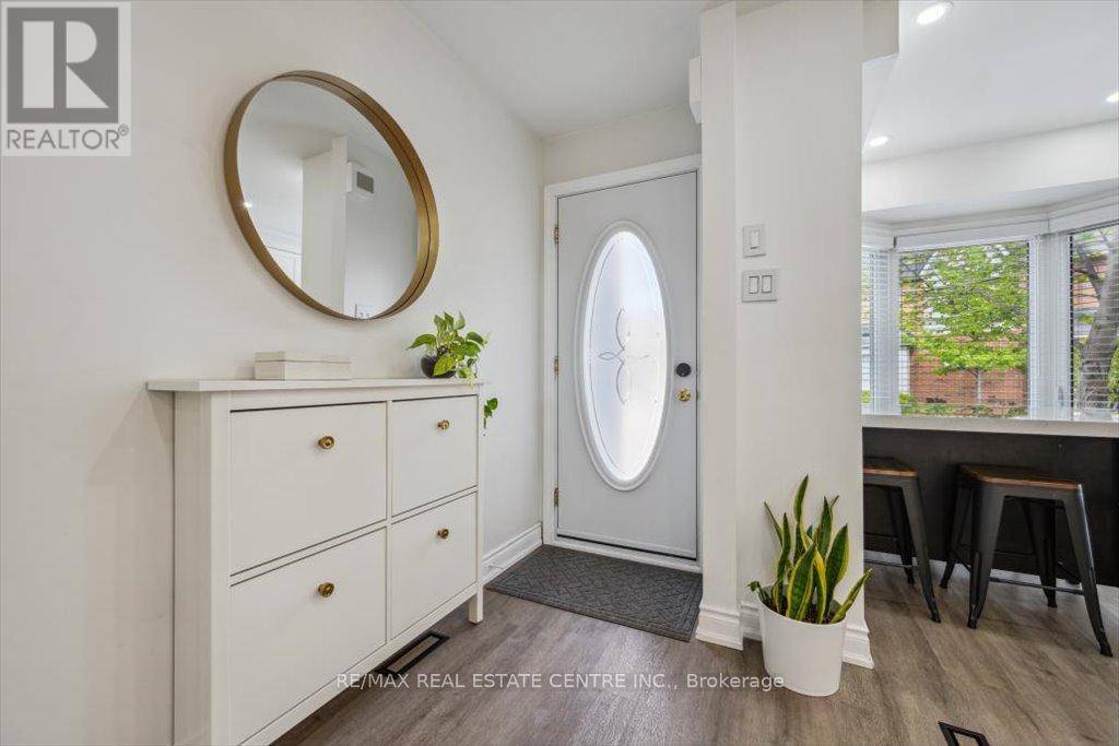 Mississauga (central Erin Mills), ON L5M5W9,5940 Glen Erin DR #40A