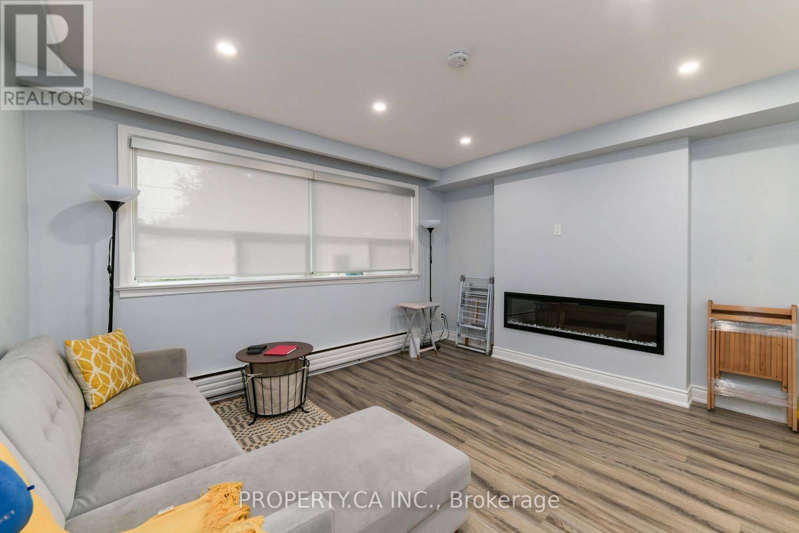 Toronto (yorkdale-glen Park), ON M6B3J8,749 Marlee AVE #1