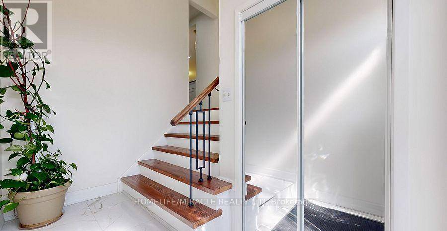 Mississauga (malton), ON L4T3S5,7433 SIGSBEE DRIVE