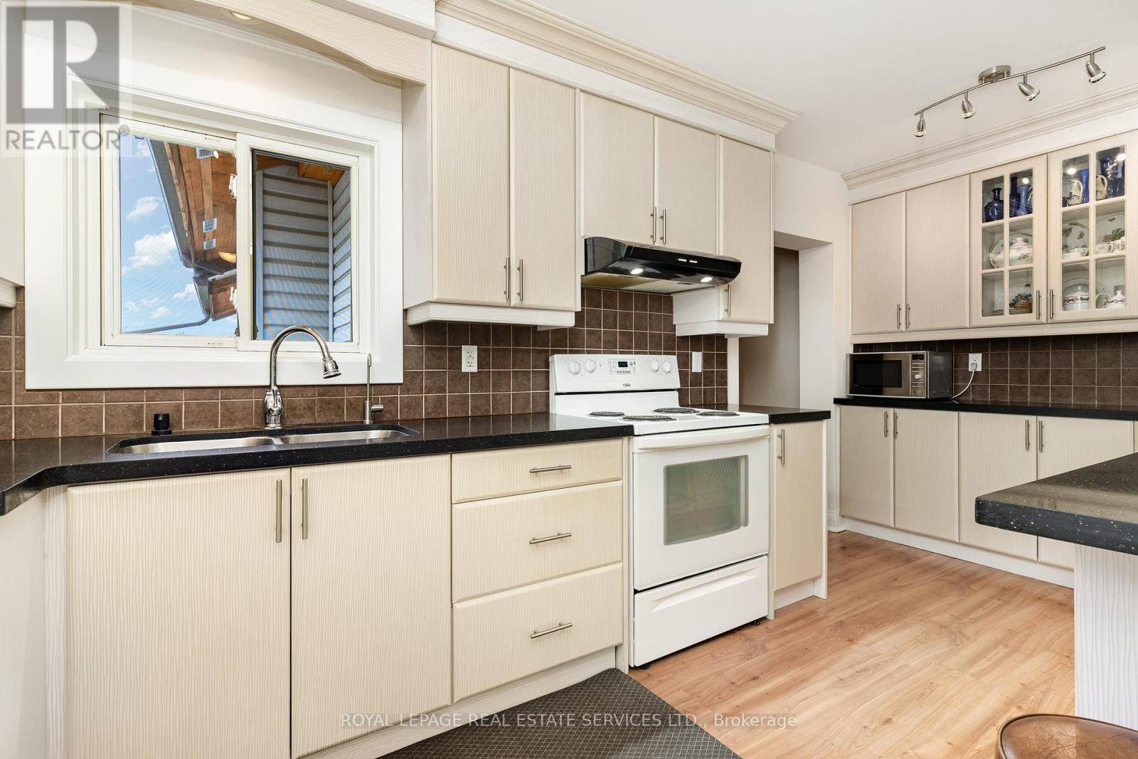 Toronto (downsview-roding-cfb), ON M3M2L5,62 NASH DRIVE