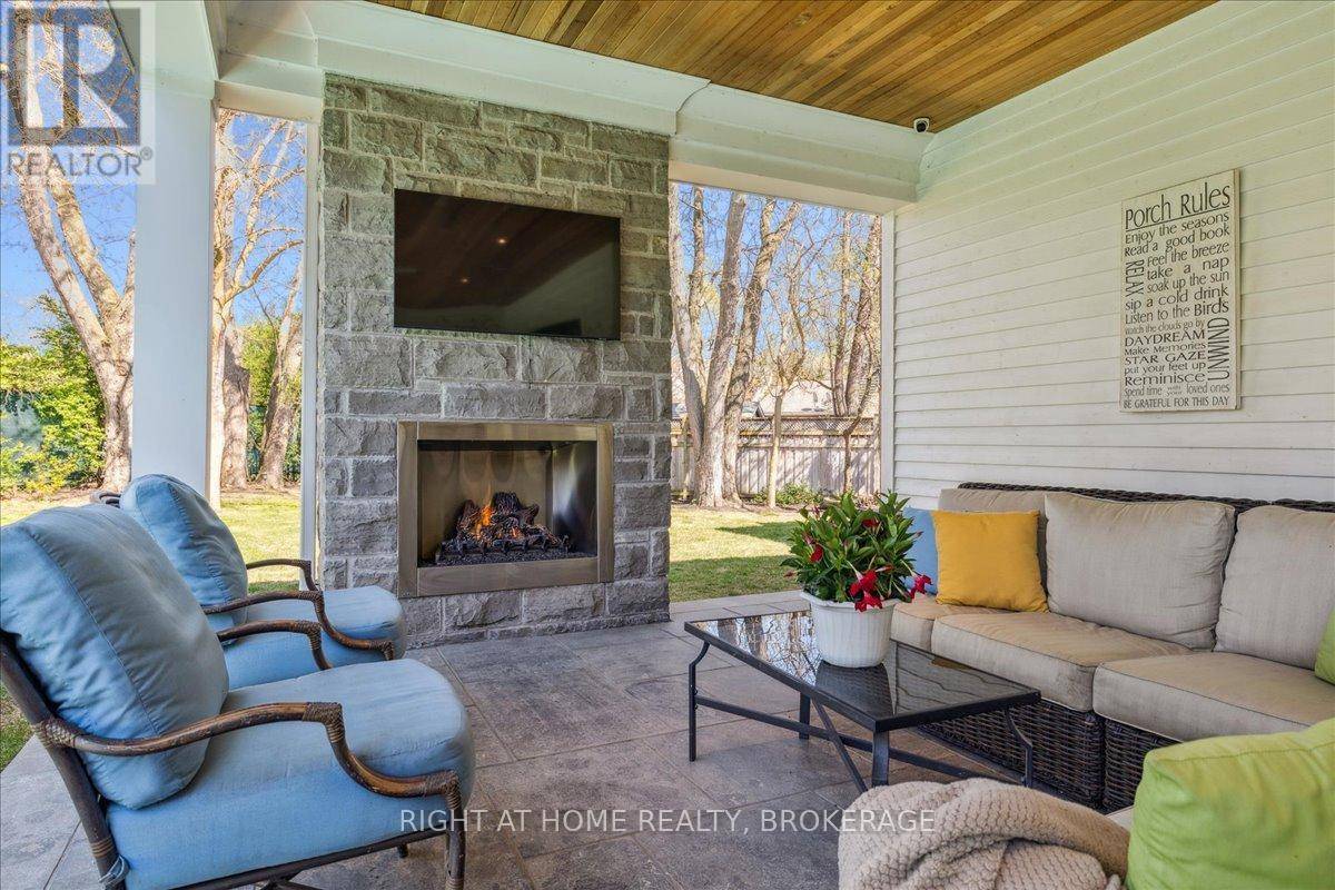 Oakville (mo Morrison), ON L6J1Z2,1253 CRAWFORD COURT