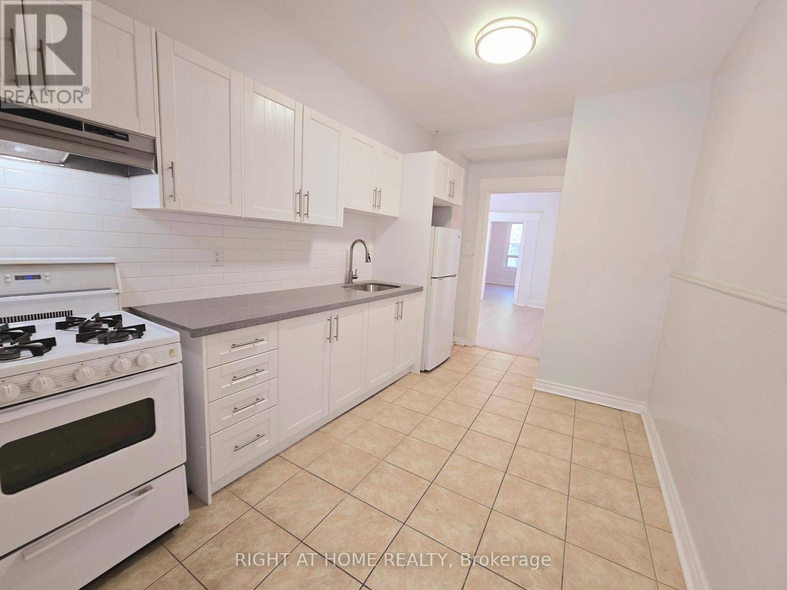 Toronto (roncesvalles), ON M6R2B9,236 Sterling RD #Main