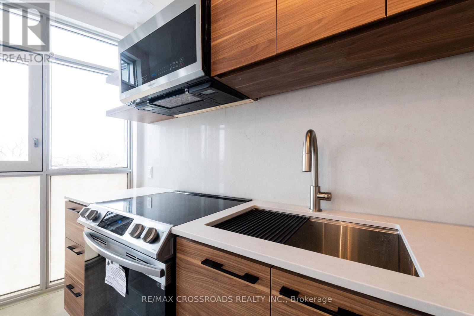 Toronto (junction Area), ON M6P2A6,3333 DUNDAS STREET W