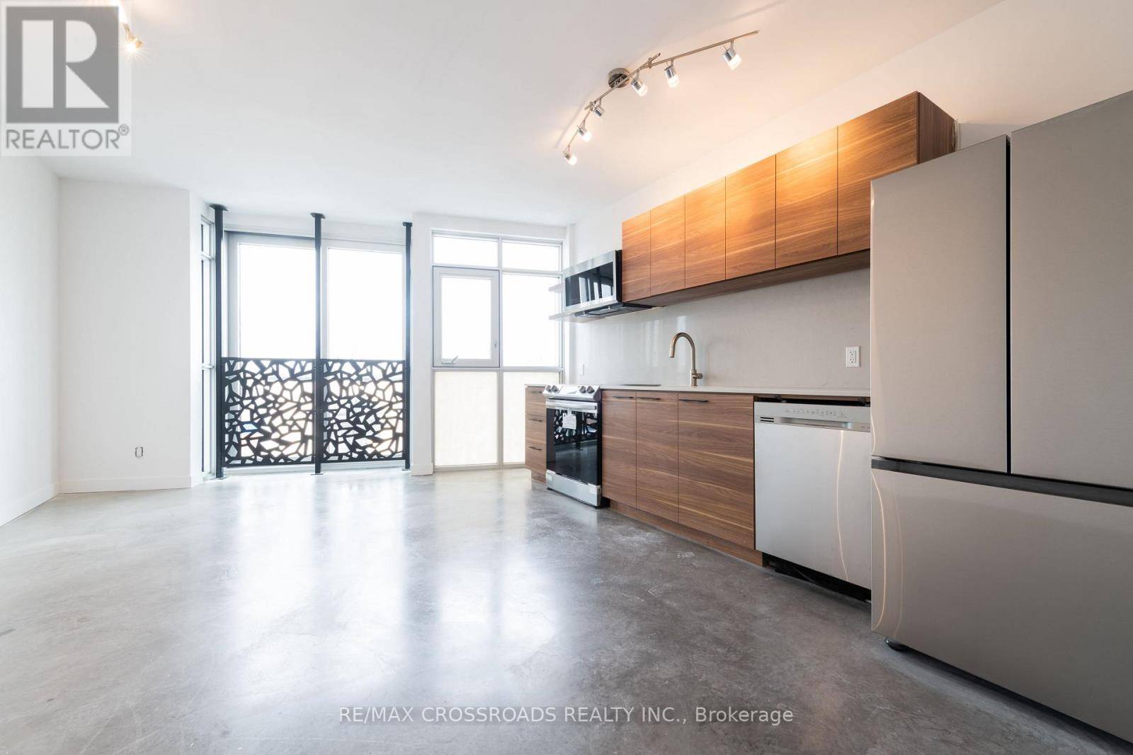 Toronto (junction Area), ON M6P2A6,3333 DUNDAS STREET W