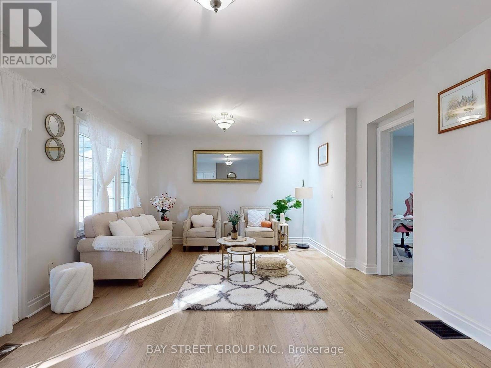 Toronto (alderwood), ON M8W1T6,45 ENFIELD AVENUE