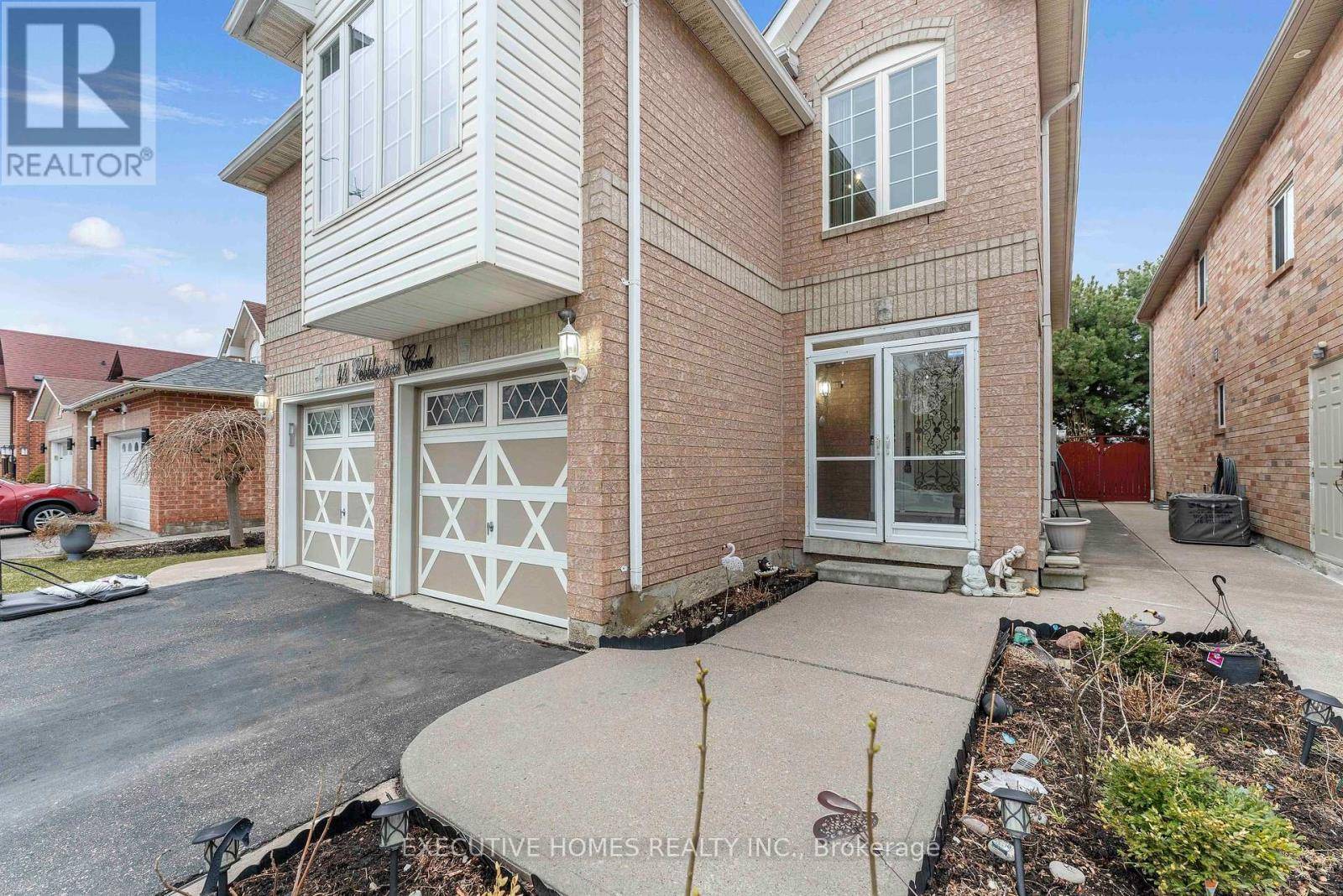 Brampton (brampton West), ON L6X4N2,44 PEBBLESTONE CIRCLE