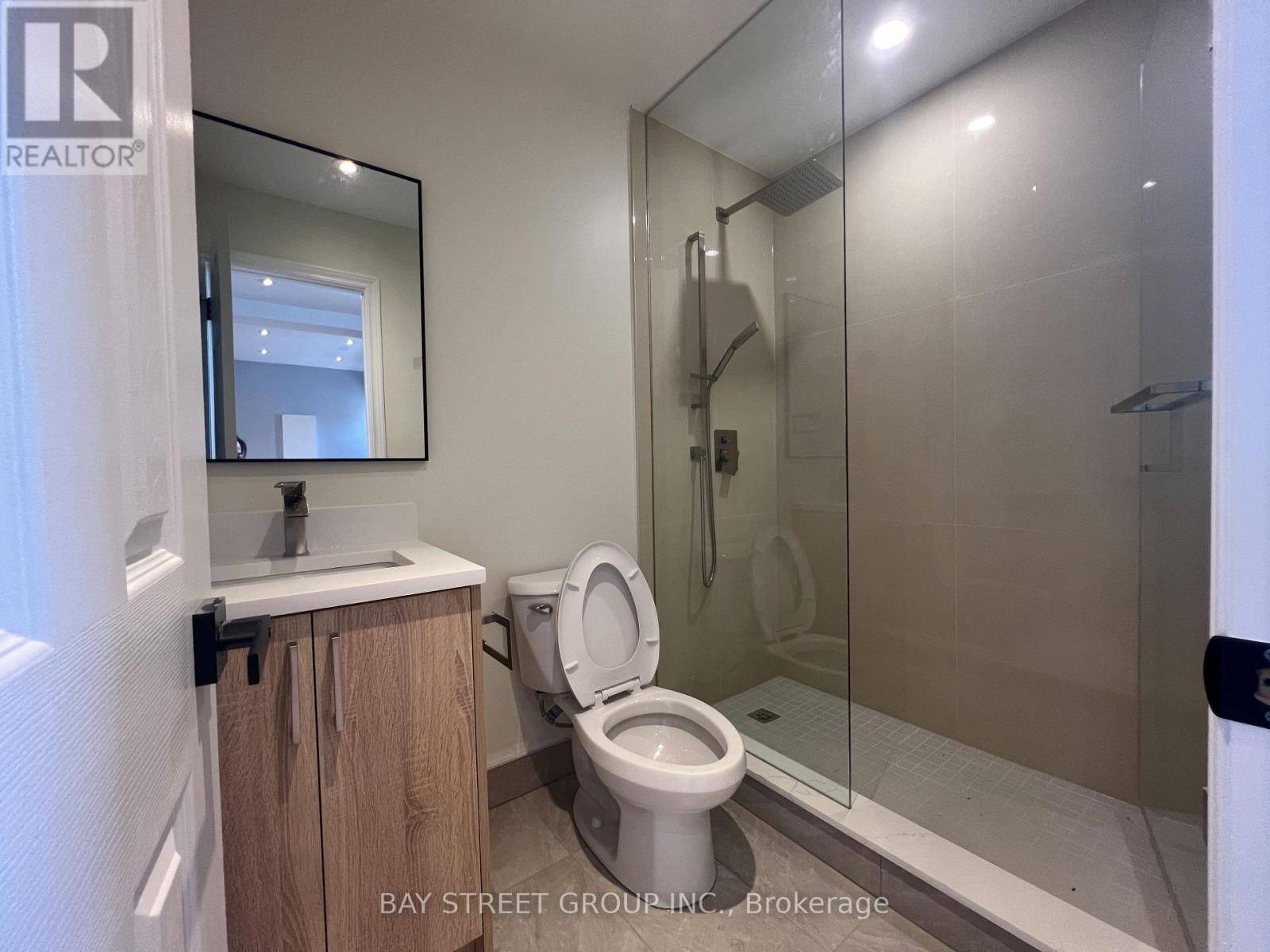 Toronto (mimico), ON M8V1C3,2386 Lake Shore BLVD West #202
