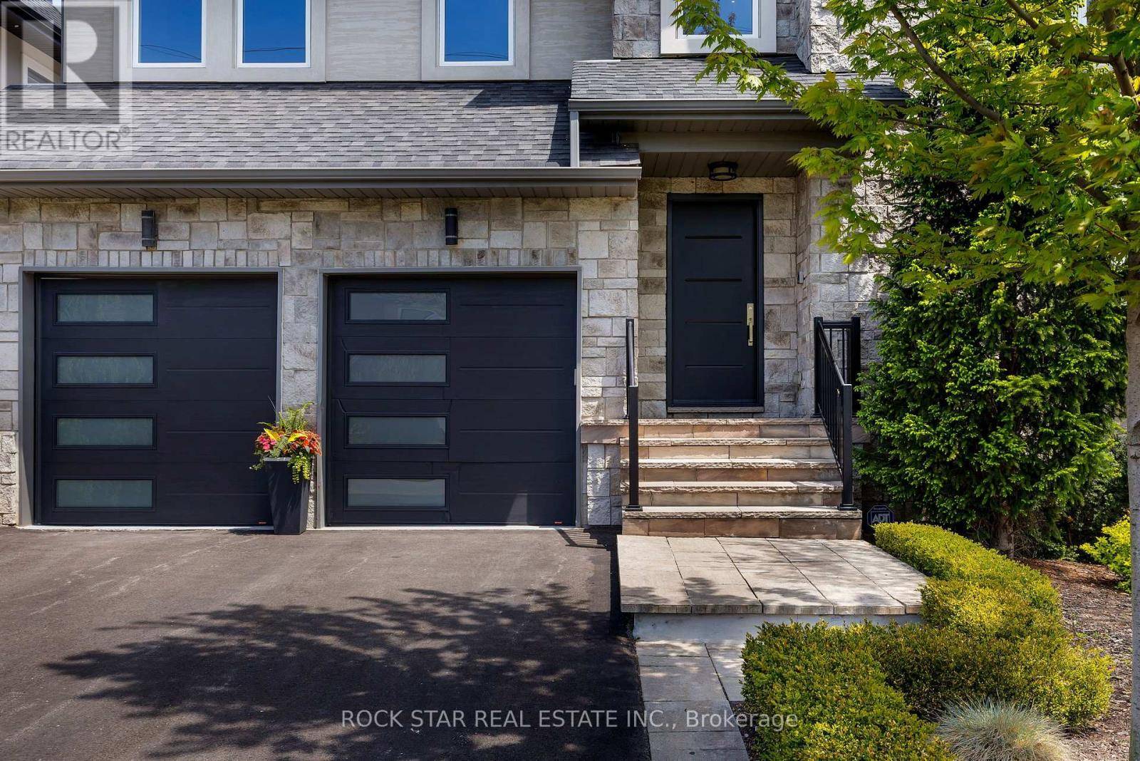 Oakville (wo West), ON L6L4E9,443 SEABOURNE DRIVE