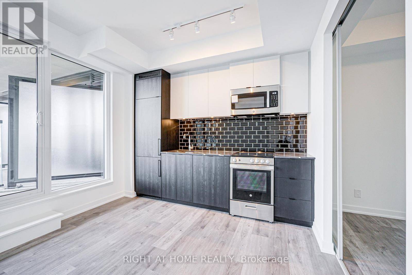 Toronto (south Parkdale), ON M6K0J2,285 Dufferin ST #603