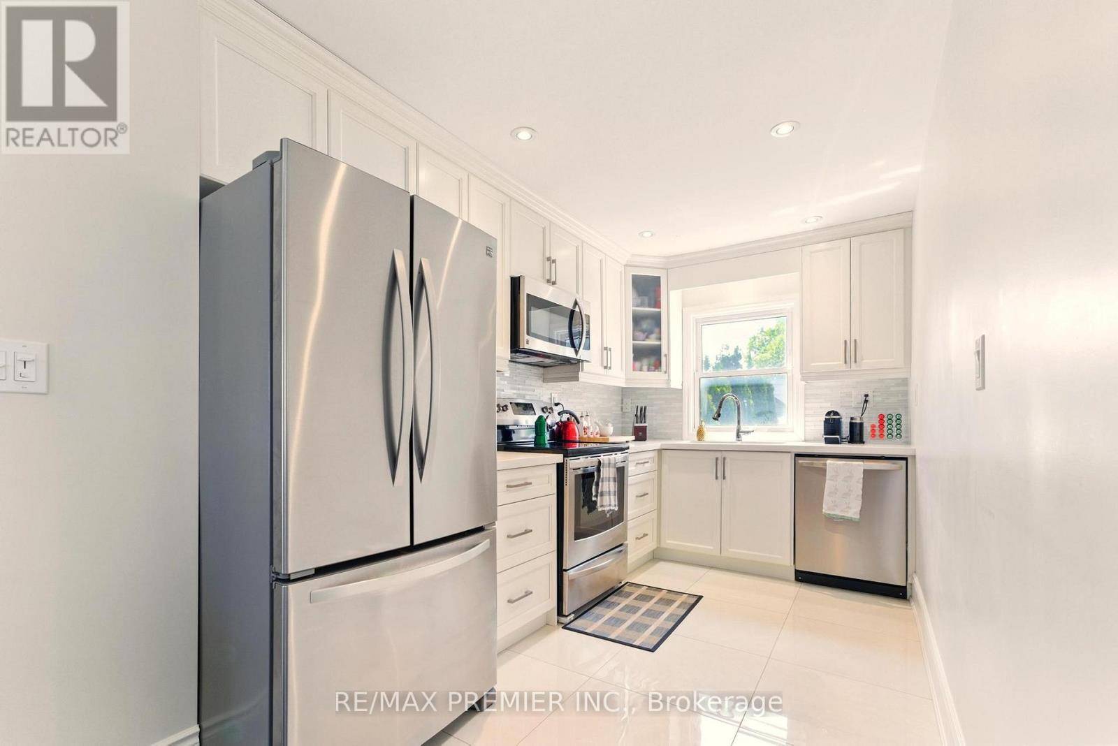 Toronto (brookhaven-amesbury), ON M6M2T1,69 STEWART SMITH DRIVE