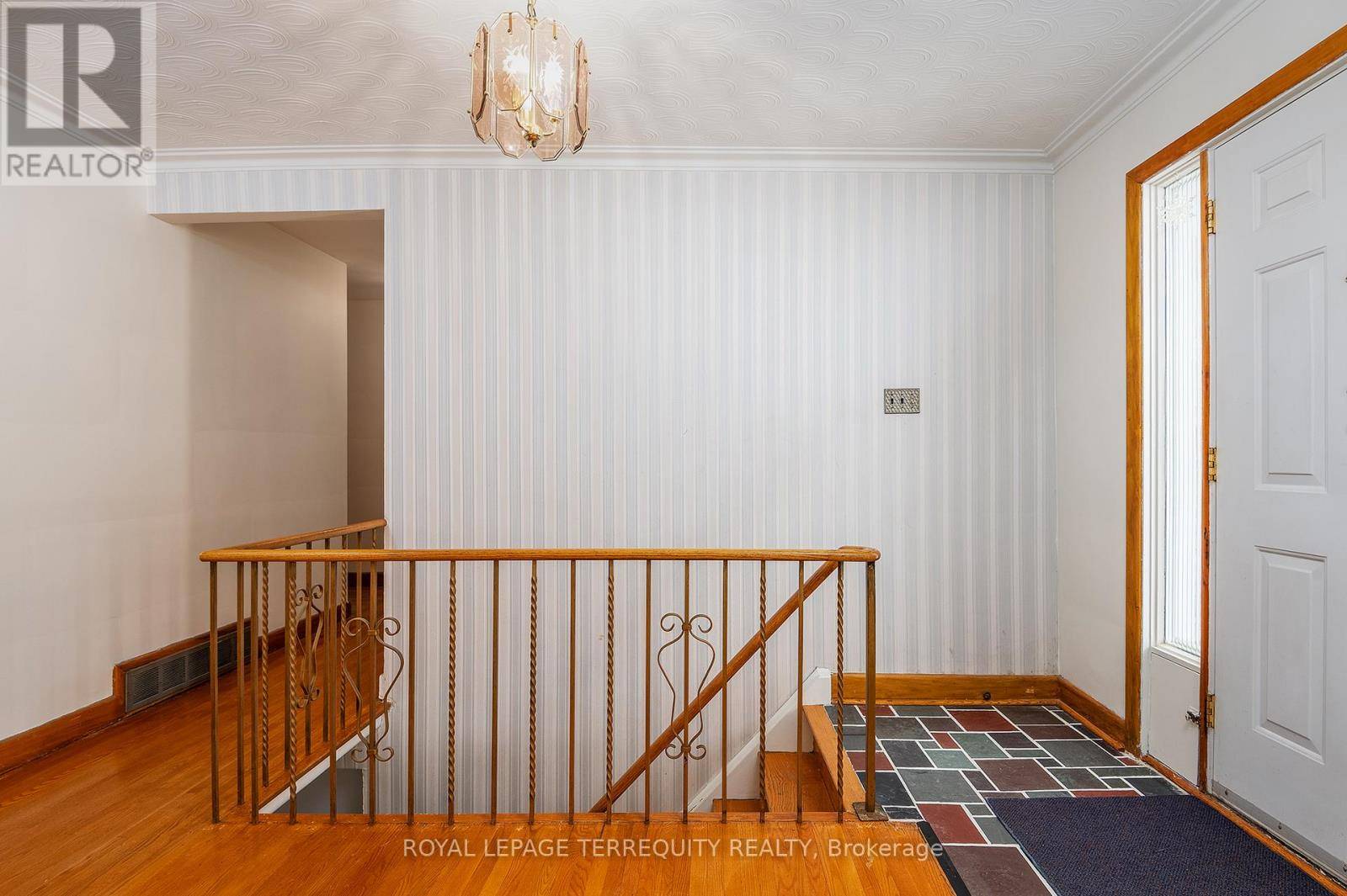 Toronto (stonegate-queensway), ON M8Y2L3,80 GLENADEN AVENUE E