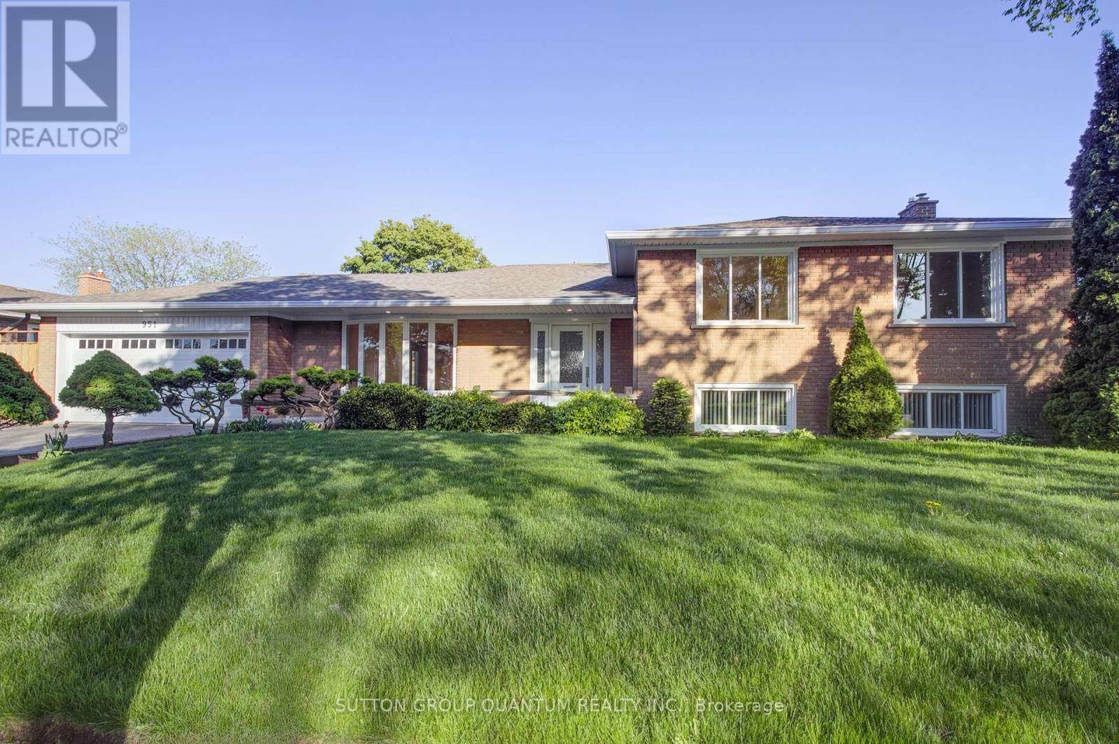 Mississauga (applewood), ON L4Y2P3,951 STREAMWAY CRESCENT