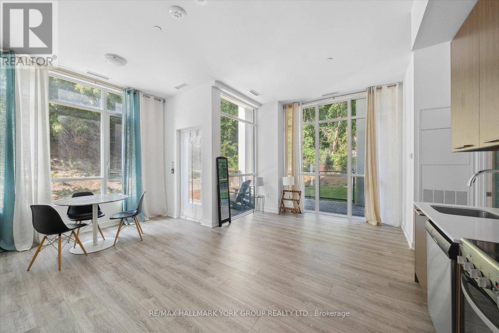 Toronto (stonegate-queensway), ON M8Y0C4,25 Neighbourhood LN #107